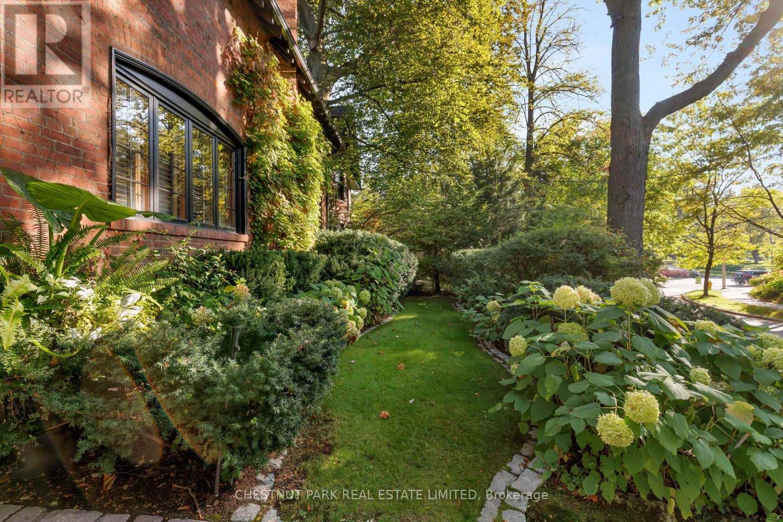 20 MCKENZIE AVENUE — Toronto (Rosedale-Moore Park), Ontario - Photo 2 of 45