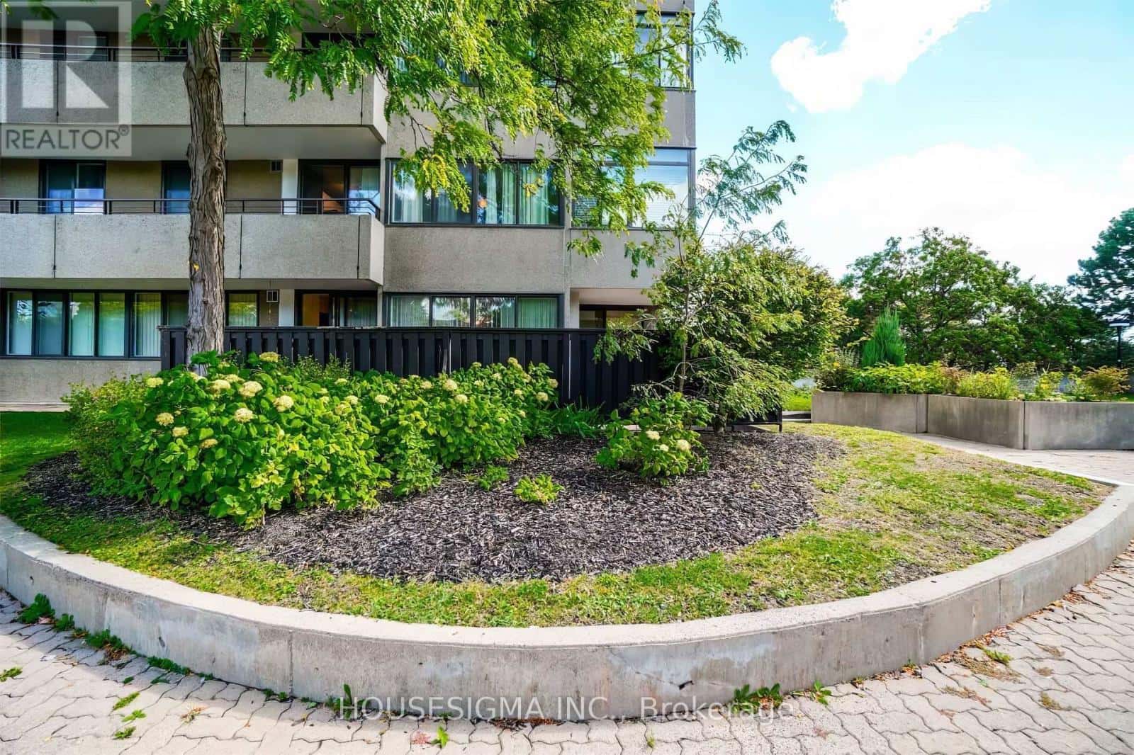 101 - 1320 MISSISSAUGA VALLEY BOULEVARD — Mississauga (Mississauga Valleys), Ontario - Photo 2 of 38