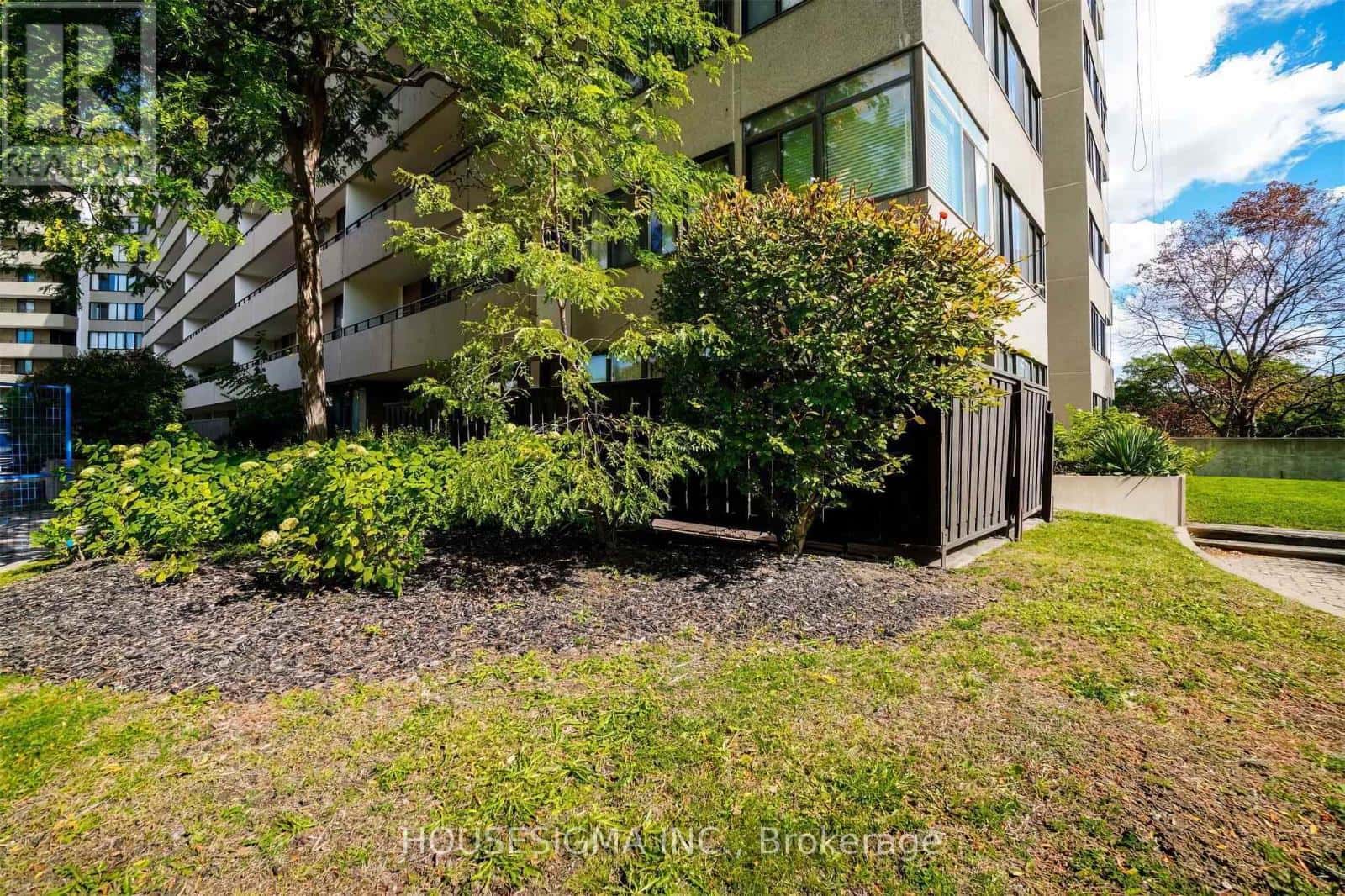 101 - 1320 MISSISSAUGA VALLEY BOULEVARD — Mississauga (Mississauga Valleys), Ontario - Photo 3 of 38