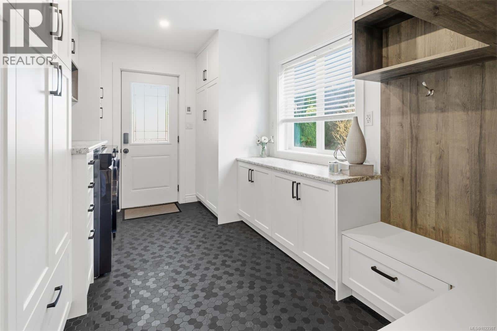 864 Woodsview Pl — Central Saanich, British Columbia - Photo 3 of 21