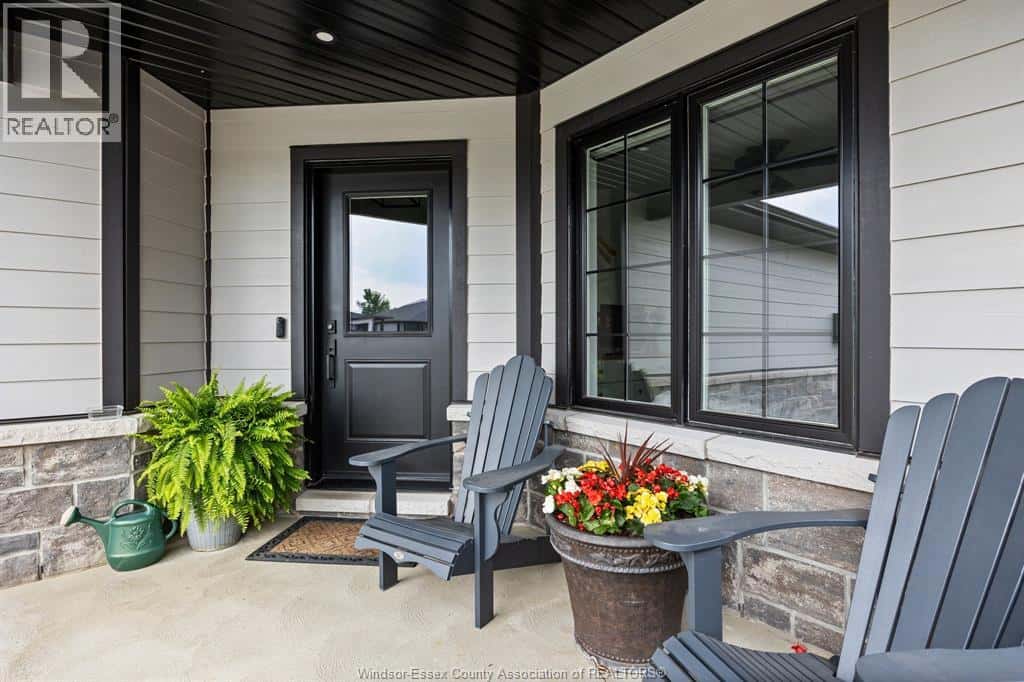 76 MCKENZIE — Essex, Ontario - Photo 2 of 28