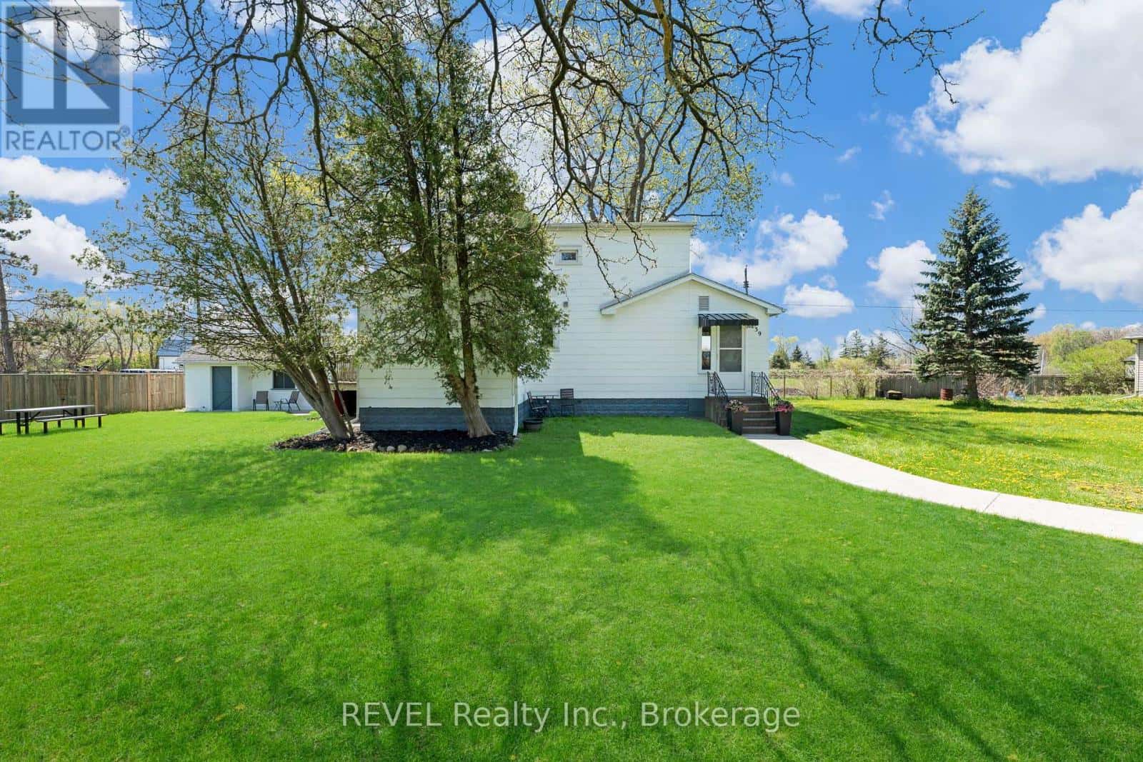 239 BECKEN CRESCENT — Welland (Cooks Mills), Ontario - Photo 2 of 49