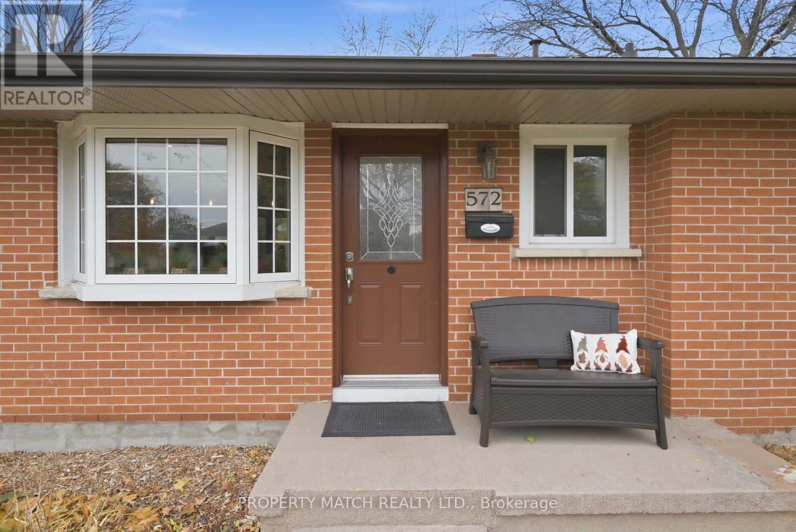 572 WYCHWOOD STREET — Oshawa (O'Neill), Ontario - Photo 4 of 50