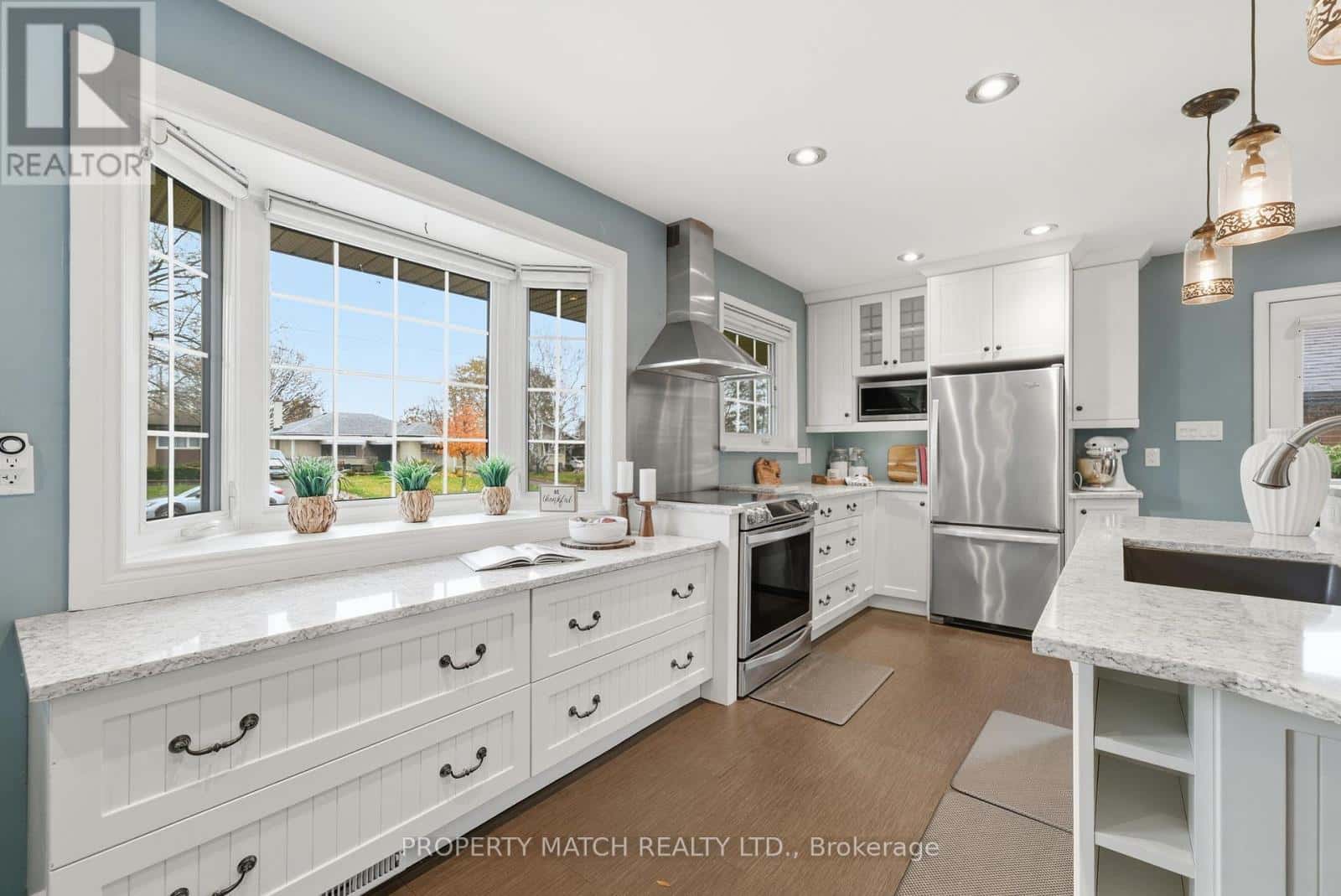 572 WYCHWOOD STREET — Oshawa (O'Neill), Ontario - Photo 5 of 50