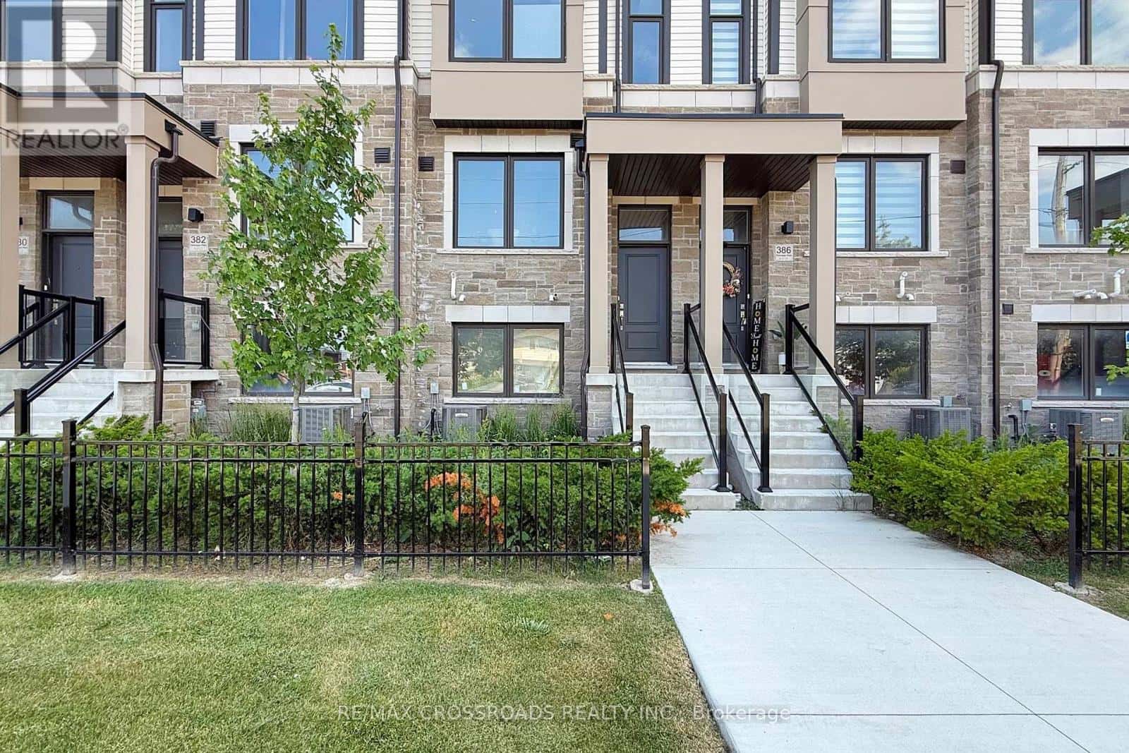 384 OKANAGAN PATH — Oshawa (Donevan), Ontario - Photo 2 of 43