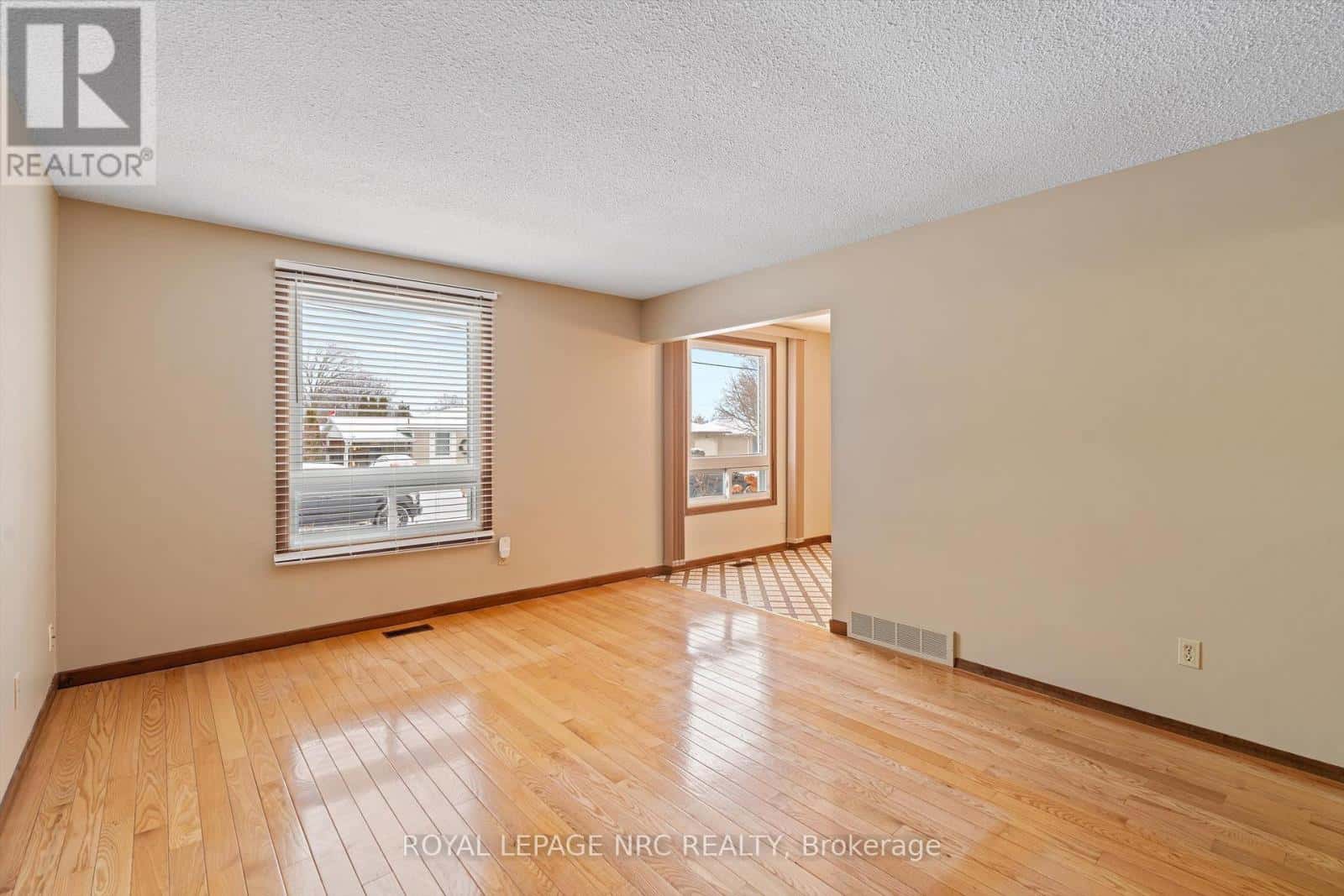 16 APPLEFORD ROAD — St. Catharines (Secord Woods), Ontario - Photo 4 of 30