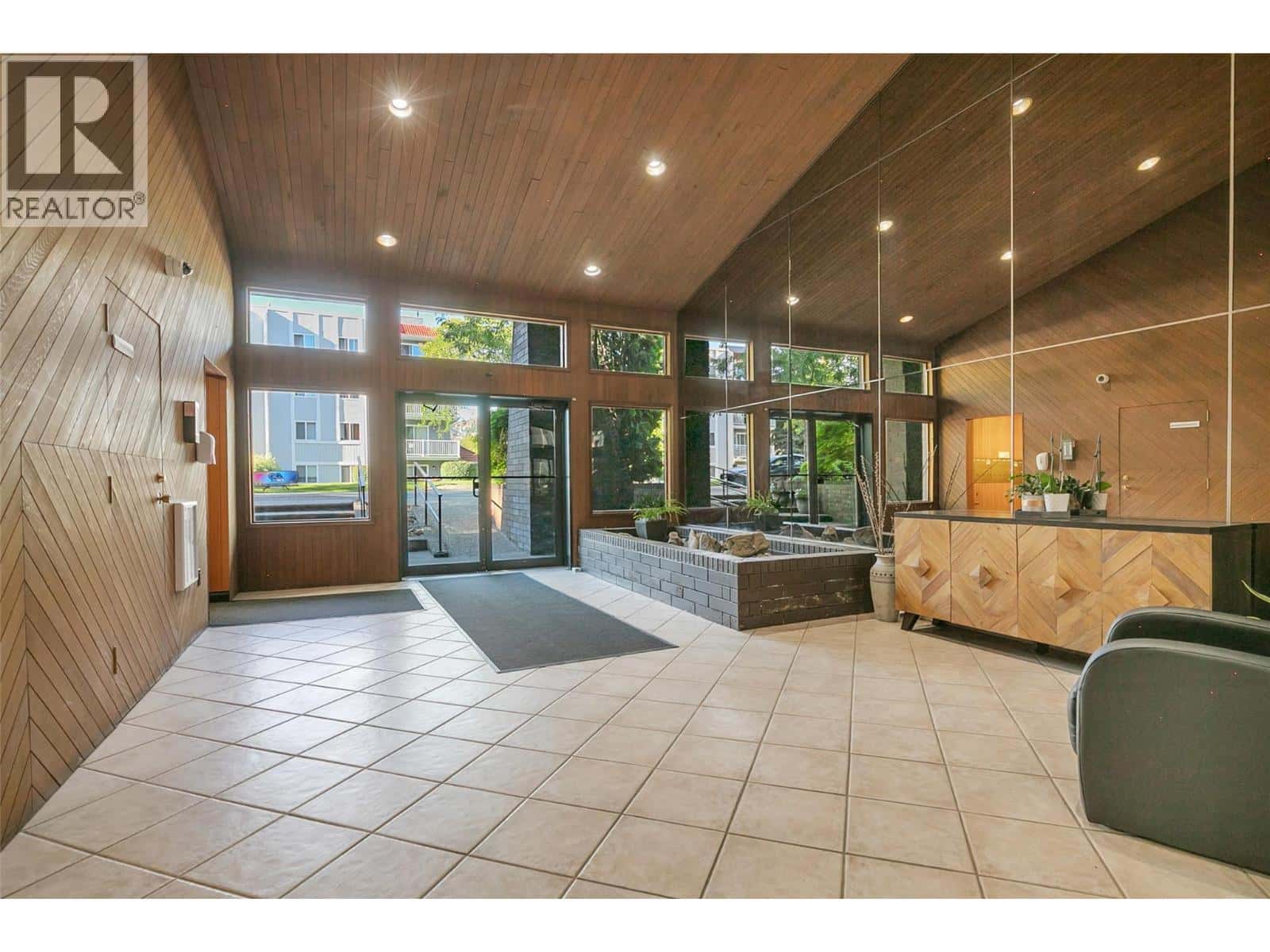 983 Bernard Avenue Unit# 206 — Kelowna, British Columbia - Photo 2 of 23