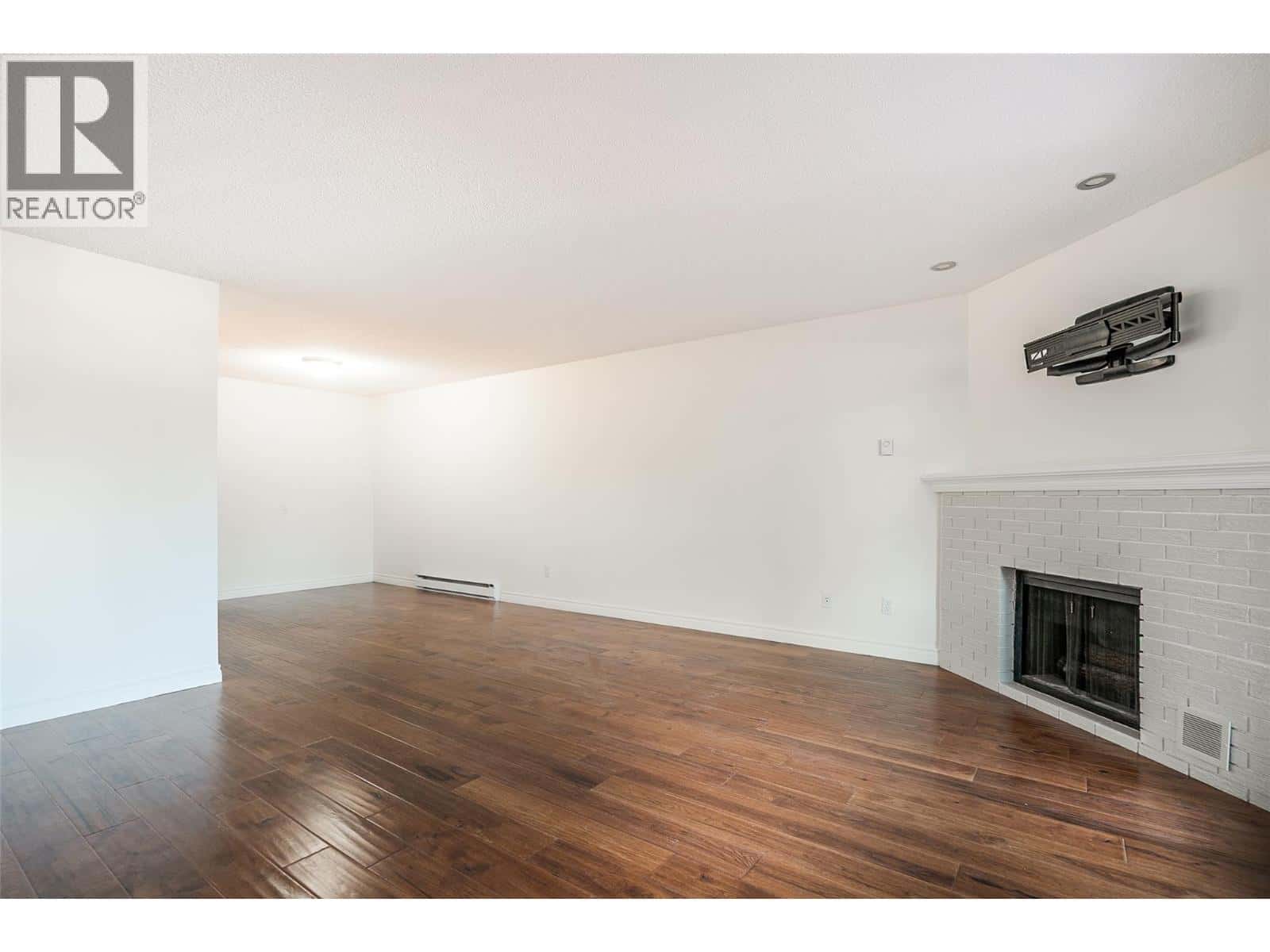 983 Bernard Avenue Unit# 206 — Kelowna, British Columbia - Photo 5 of 23