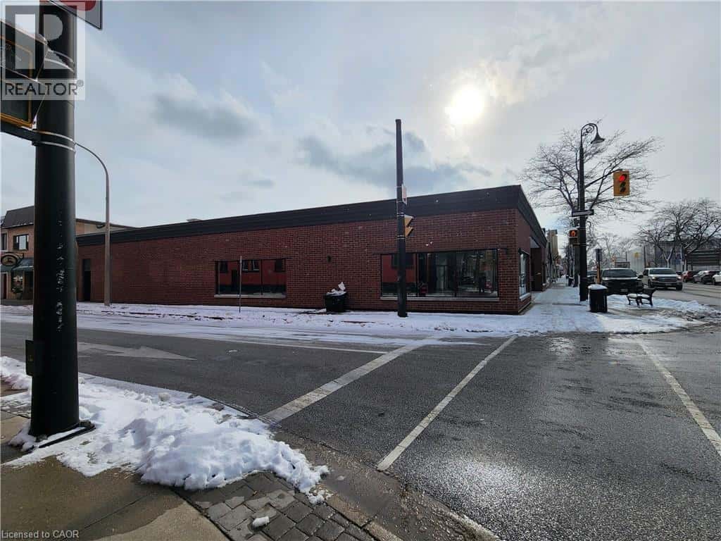 130 CHRISTINA Street N — Sarnia, Ontario - Photo 3 of 7