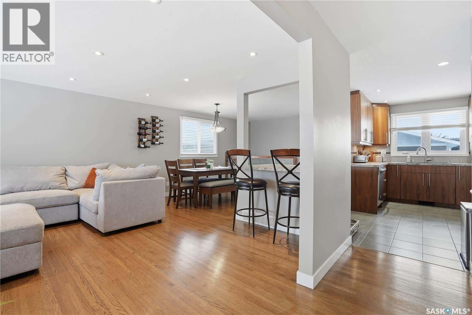 3029 6th AVENUE N — Regina, Saskatchewan - Photo 3 of 42