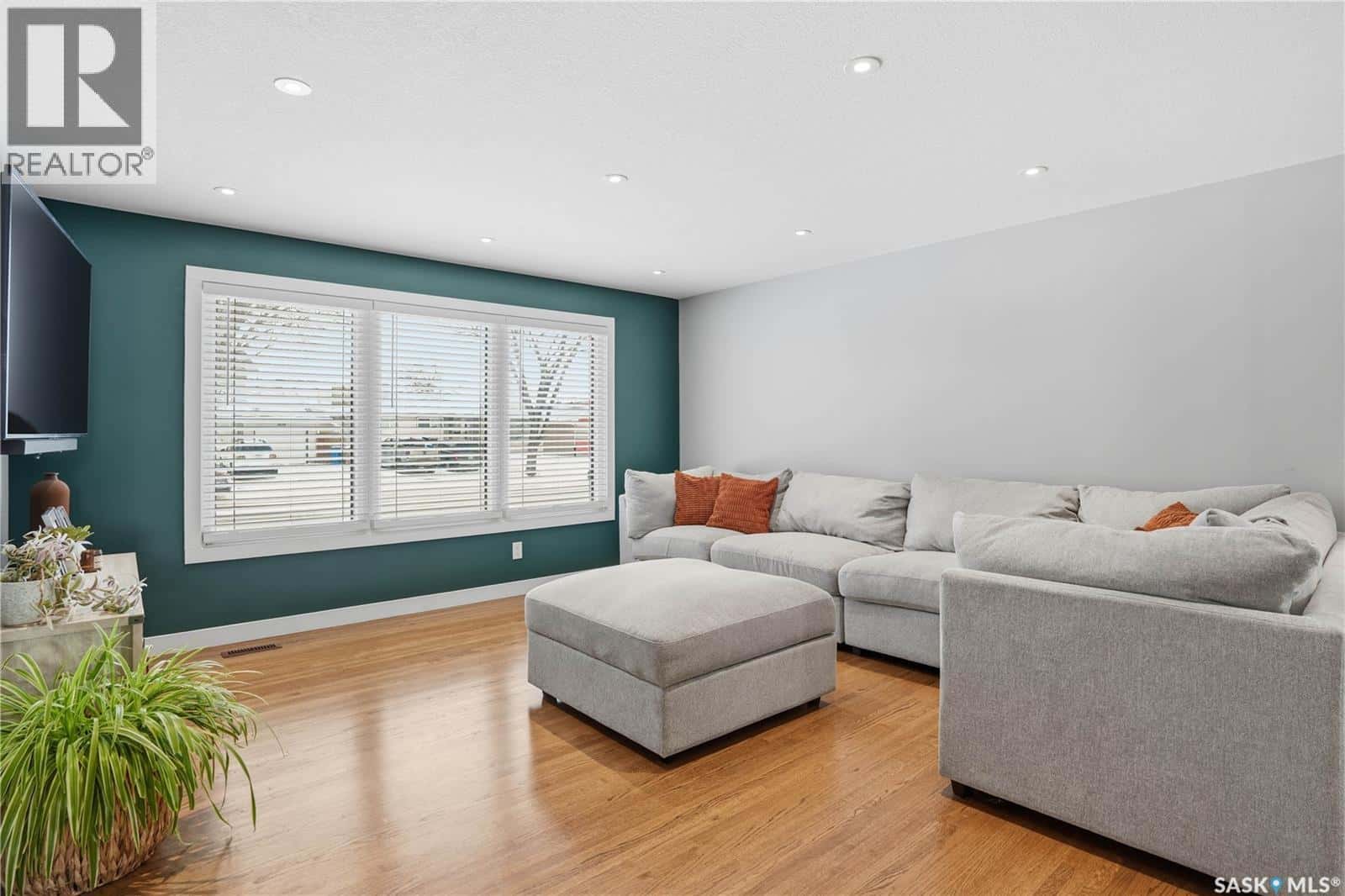 3029 6th AVENUE N — Regina, Saskatchewan - Photo 4 of 42