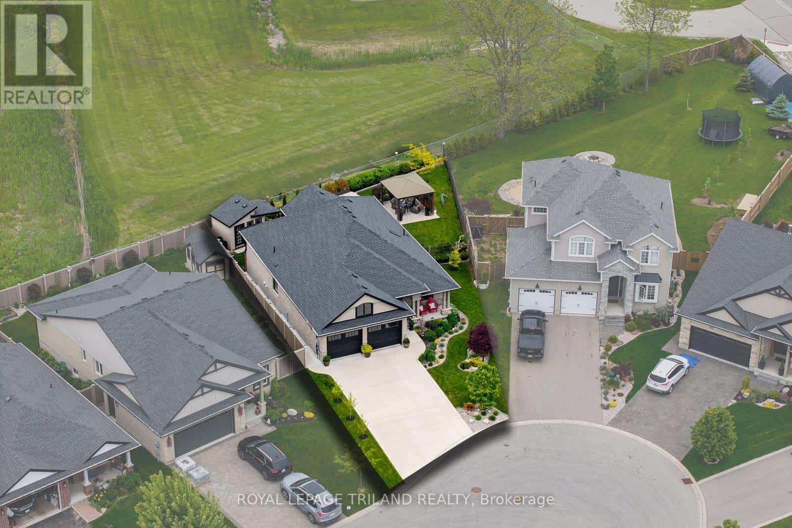 208 EMERY STREET — Central Elgin, Ontario - Photo 3 of 44