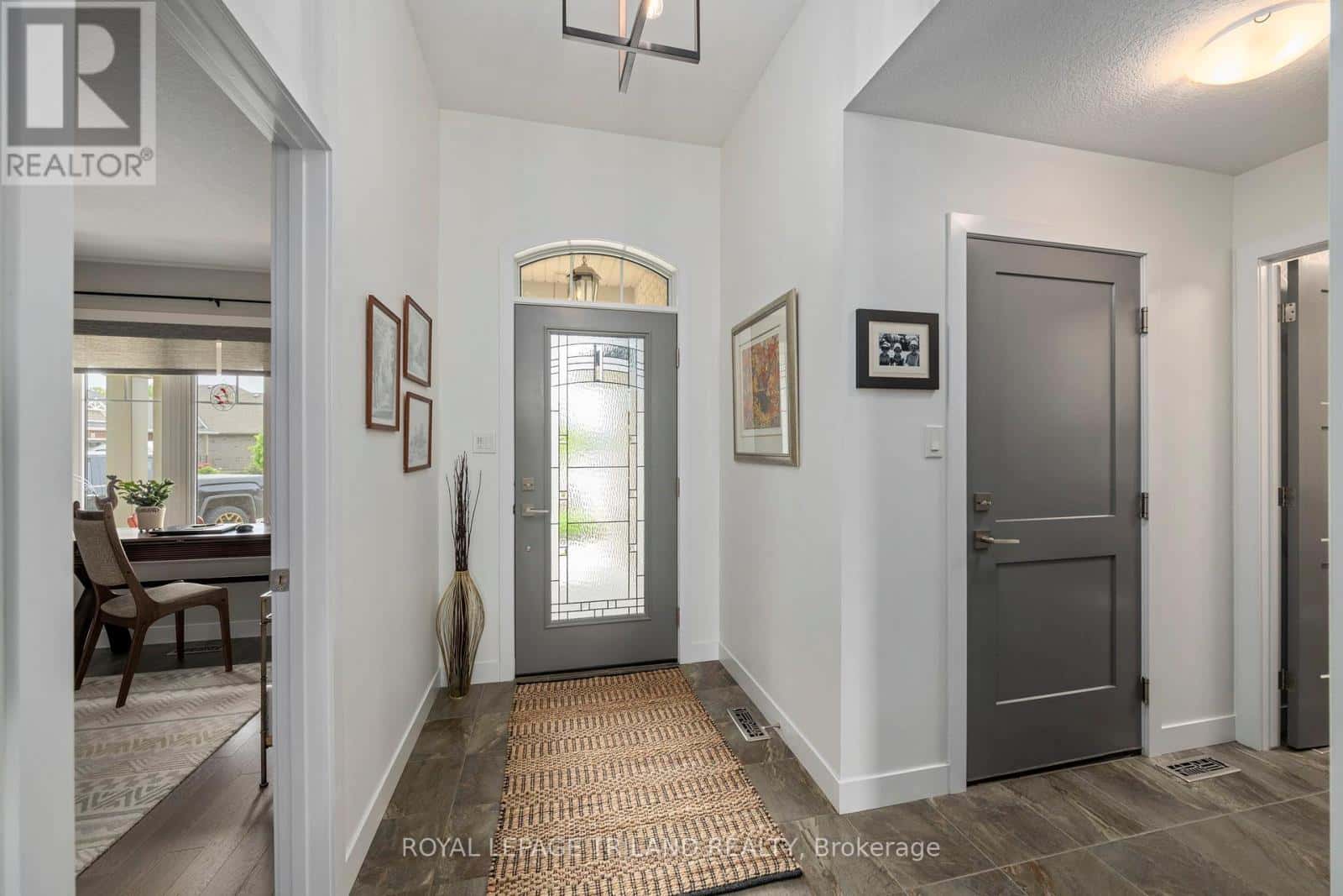 208 EMERY STREET — Central Elgin, Ontario - Photo 5 of 44