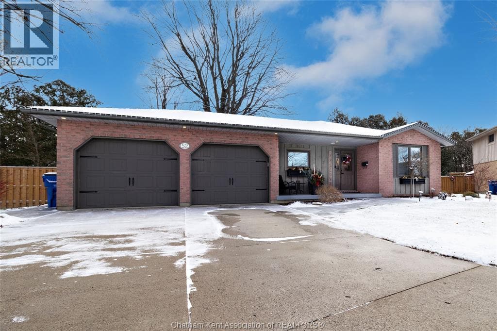 52 FARMHOUSE PLACE — Chatham, Ontario - Main photo
