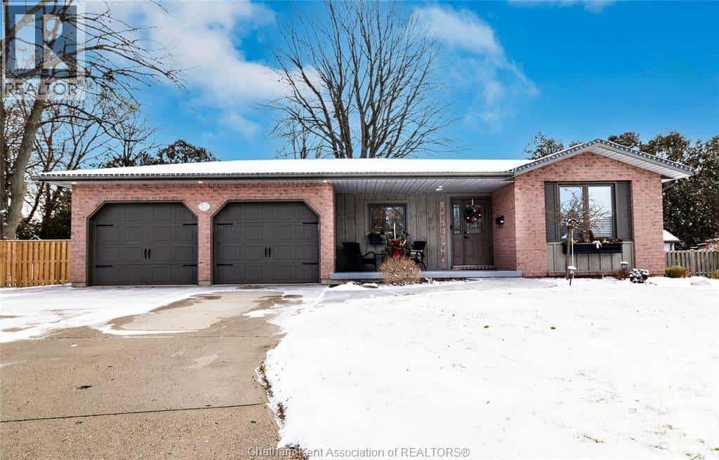 52 FARMHOUSE PLACE — Chatham, Ontario - Photo 2 of 50