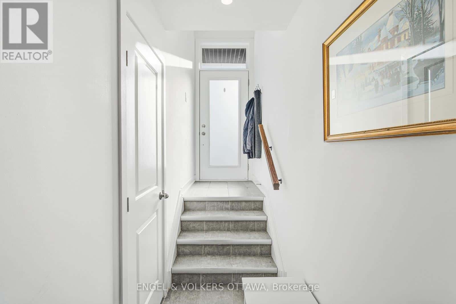 B - 310 TULUM CRESCENT — Ottawa, Ontario - Photo 3 of 27