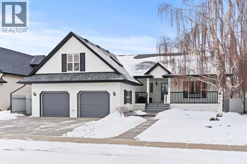 140 Allen Crescent — Vulcan, Alberta - Photo 2 of 44