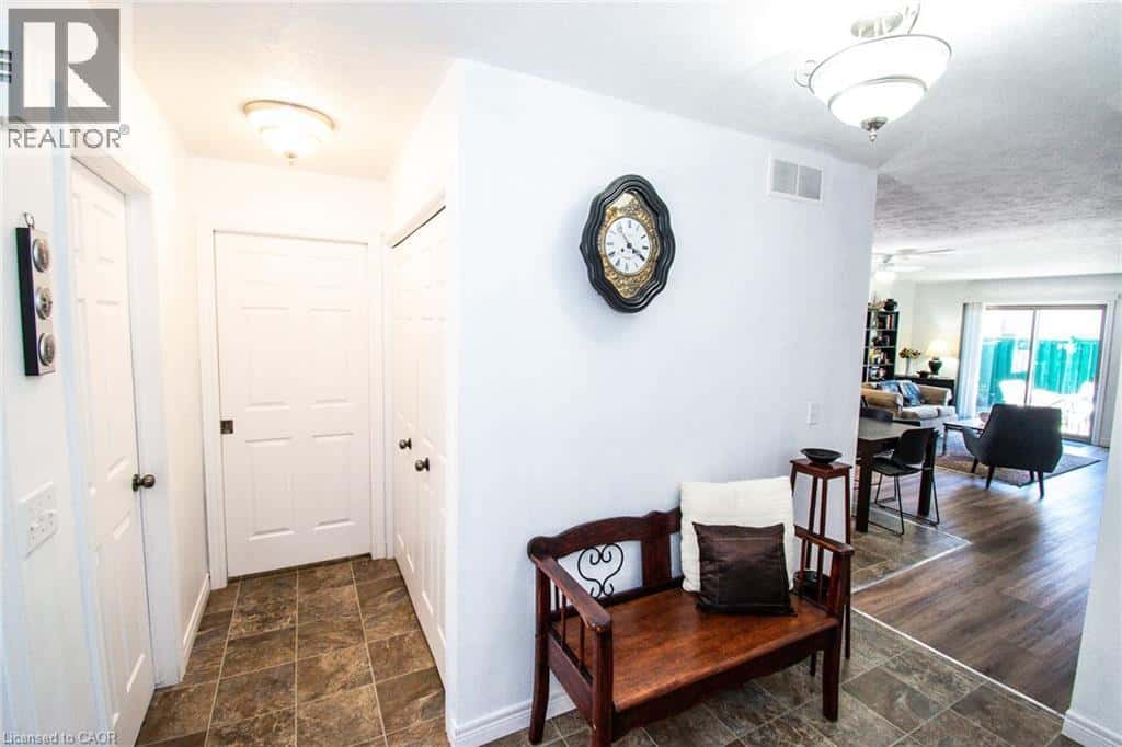 108 FOREST Street E — Dunnville, Ontario - Photo 4 of 38