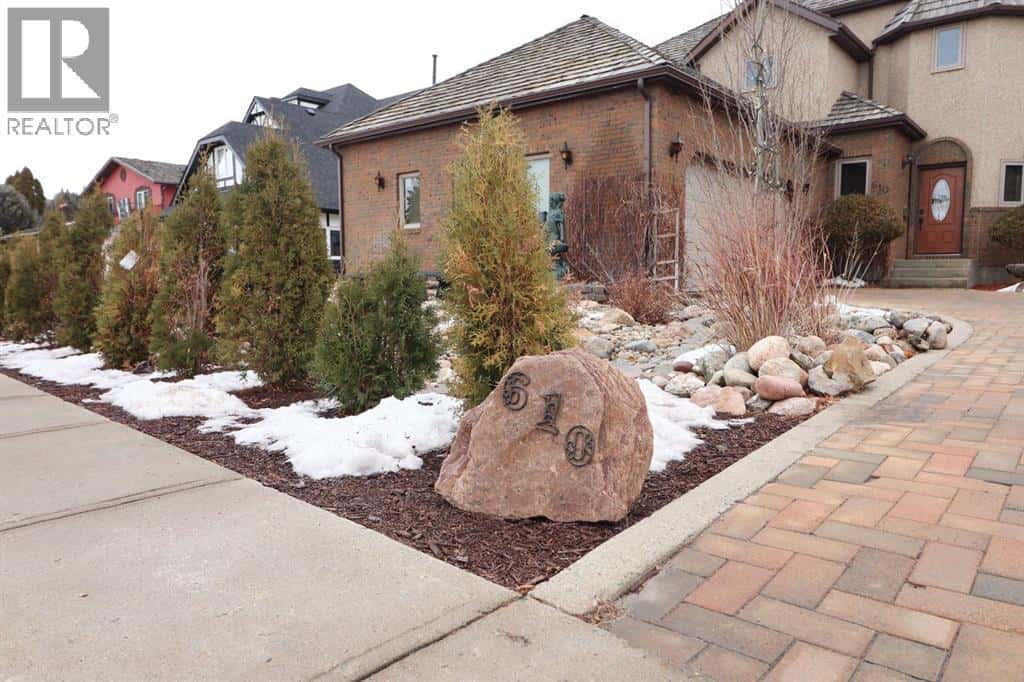 610 Ross Glen Drive SE — Medicine Hat, Alberta - Photo 2 of 50