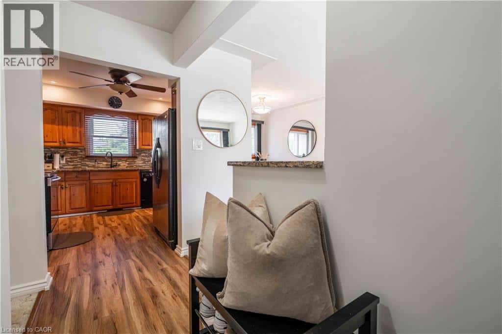 7 KENWOOD Crescent — Hamilton, Ontario - Photo 4 of 34