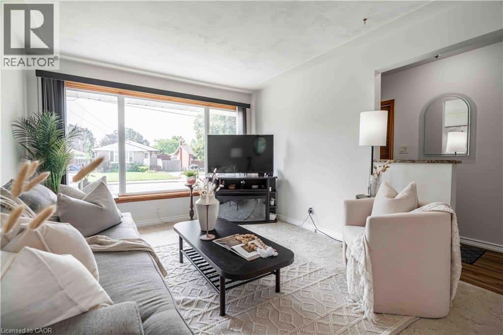 7 KENWOOD Crescent — Hamilton, Ontario - Photo 5 of 34