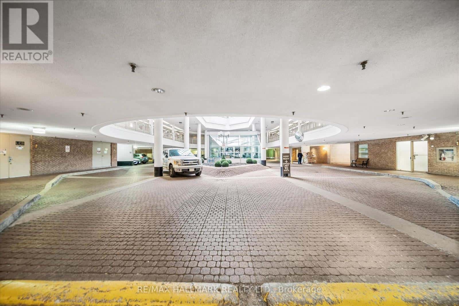 703 - 717 BAY STREET — Toronto (Bay Street Corridor), Ontario - Photo 3 of 34