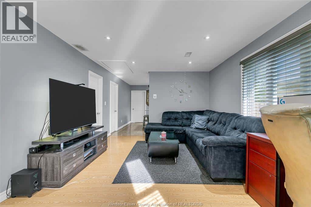 2318 CHARL — Windsor, Ontario - Photo 5 of 21