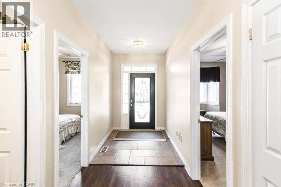 105 NORTHERNBREEZE Street — Hamilton, Ontario - Photo 4 of 44