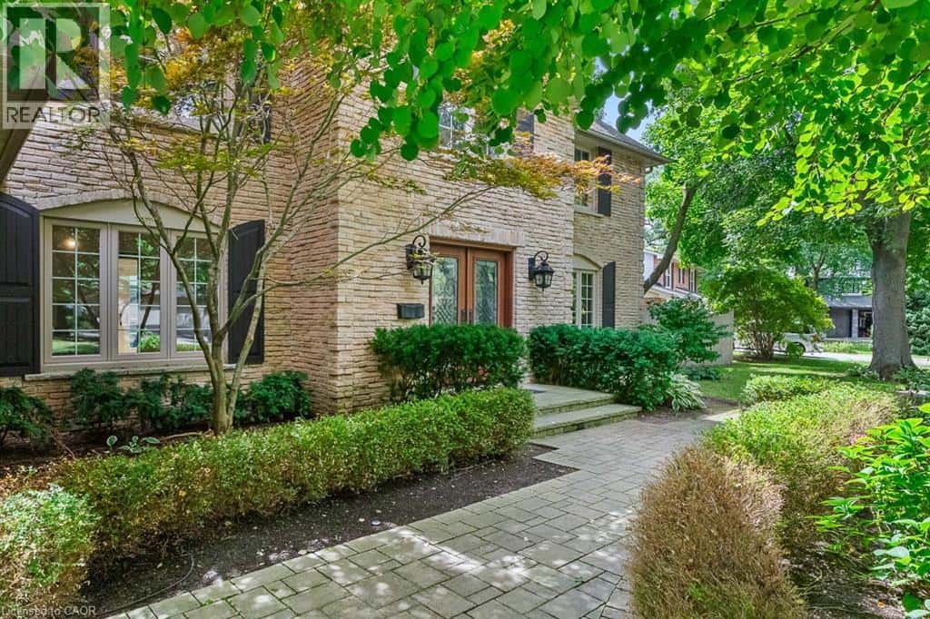 138 CAVENDISH Court — Oakville, Ontario - Photo 2 of 38