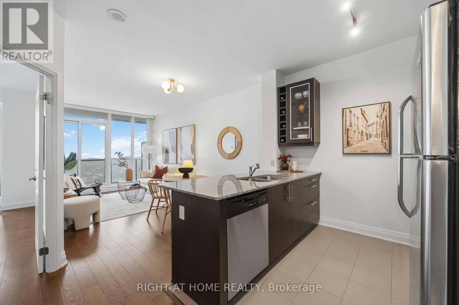 909 - 530 ST CLAIR AVENUE W — Toronto (Humewood-Cedarvale), Ontario - Photo 2 of 39