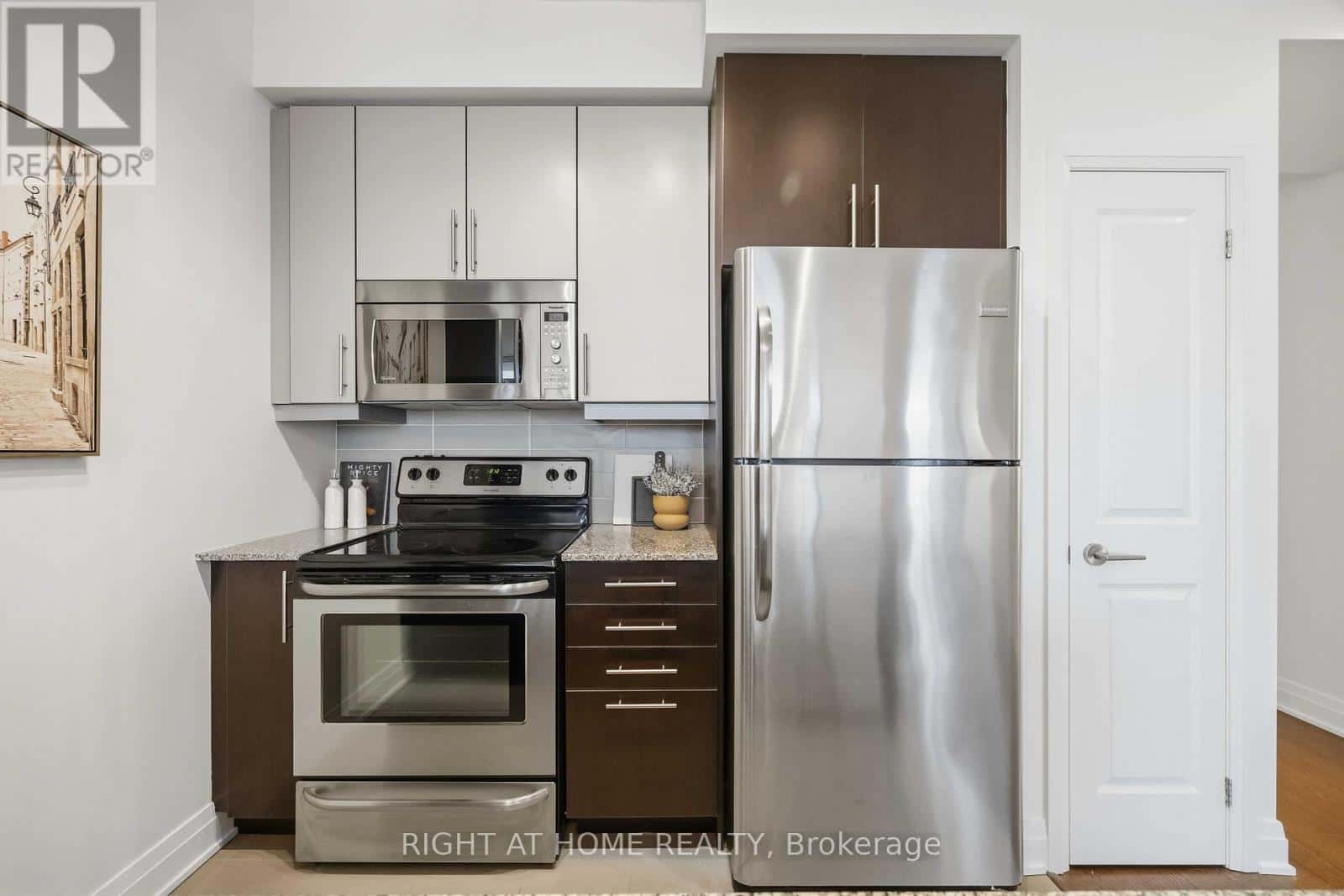 909 - 530 ST CLAIR AVENUE W — Toronto (Humewood-Cedarvale), Ontario - Photo 3 of 39