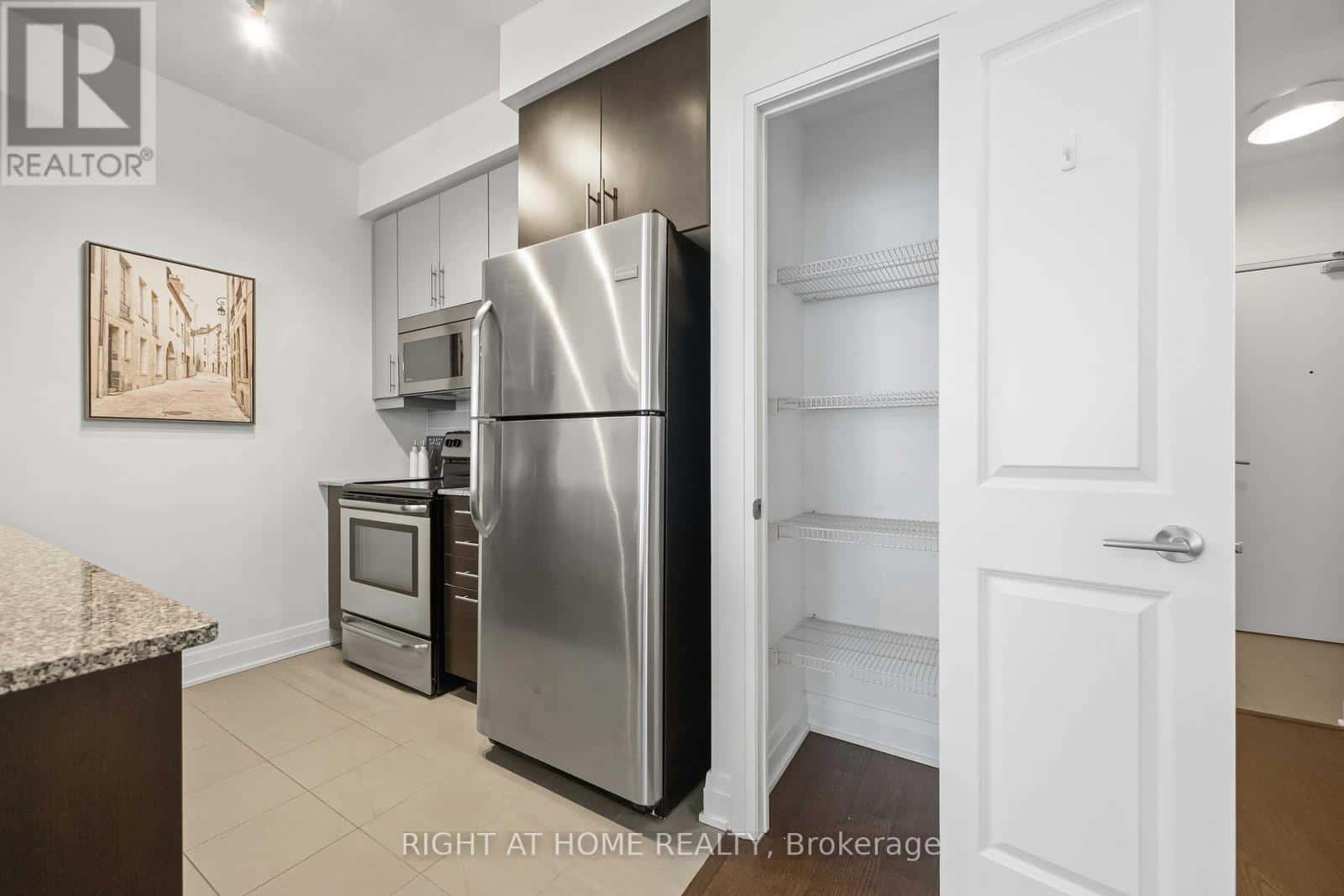 909 - 530 ST CLAIR AVENUE W — Toronto (Humewood-Cedarvale), Ontario - Photo 4 of 39