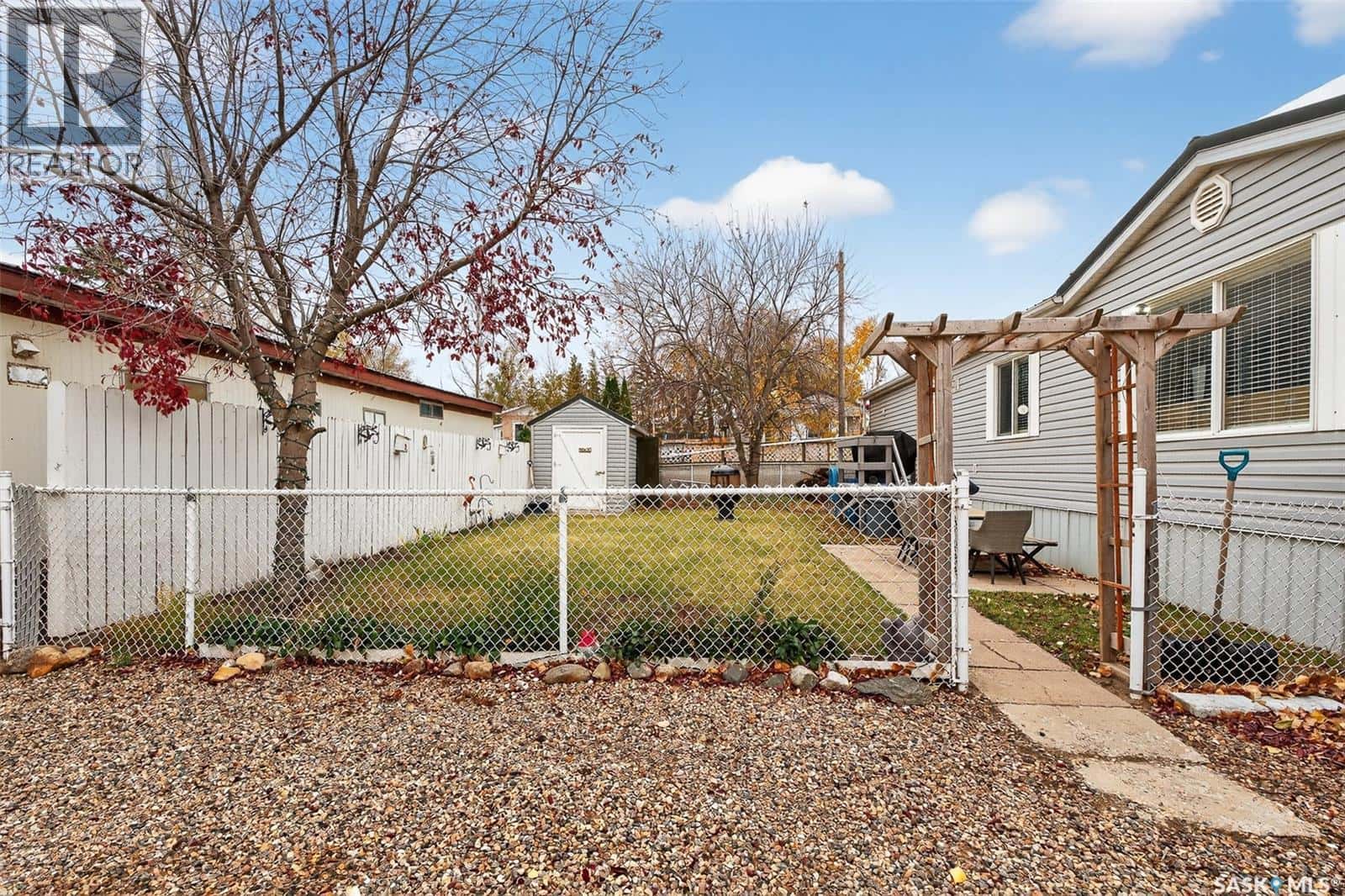 F5 1295 9th AVENUE NE — Moose Jaw, Saskatchewan - Photo 5 of 37