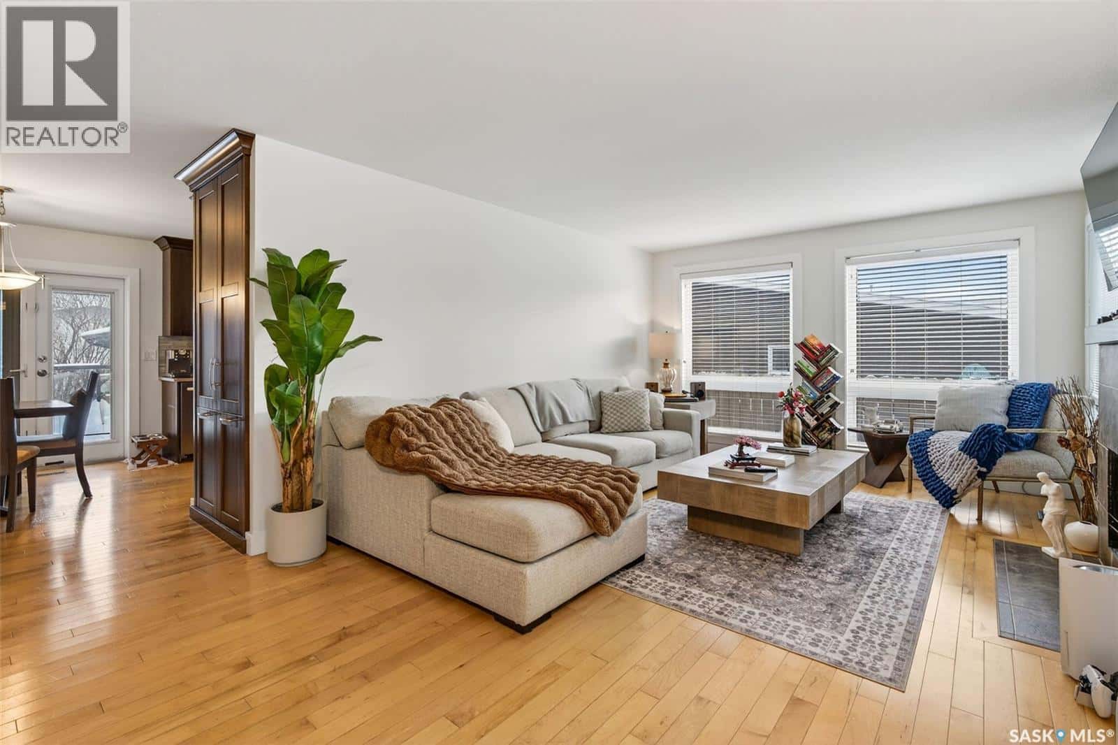 418 Tennant WAY — Saskatoon, Saskatchewan - Photo 4 of 50