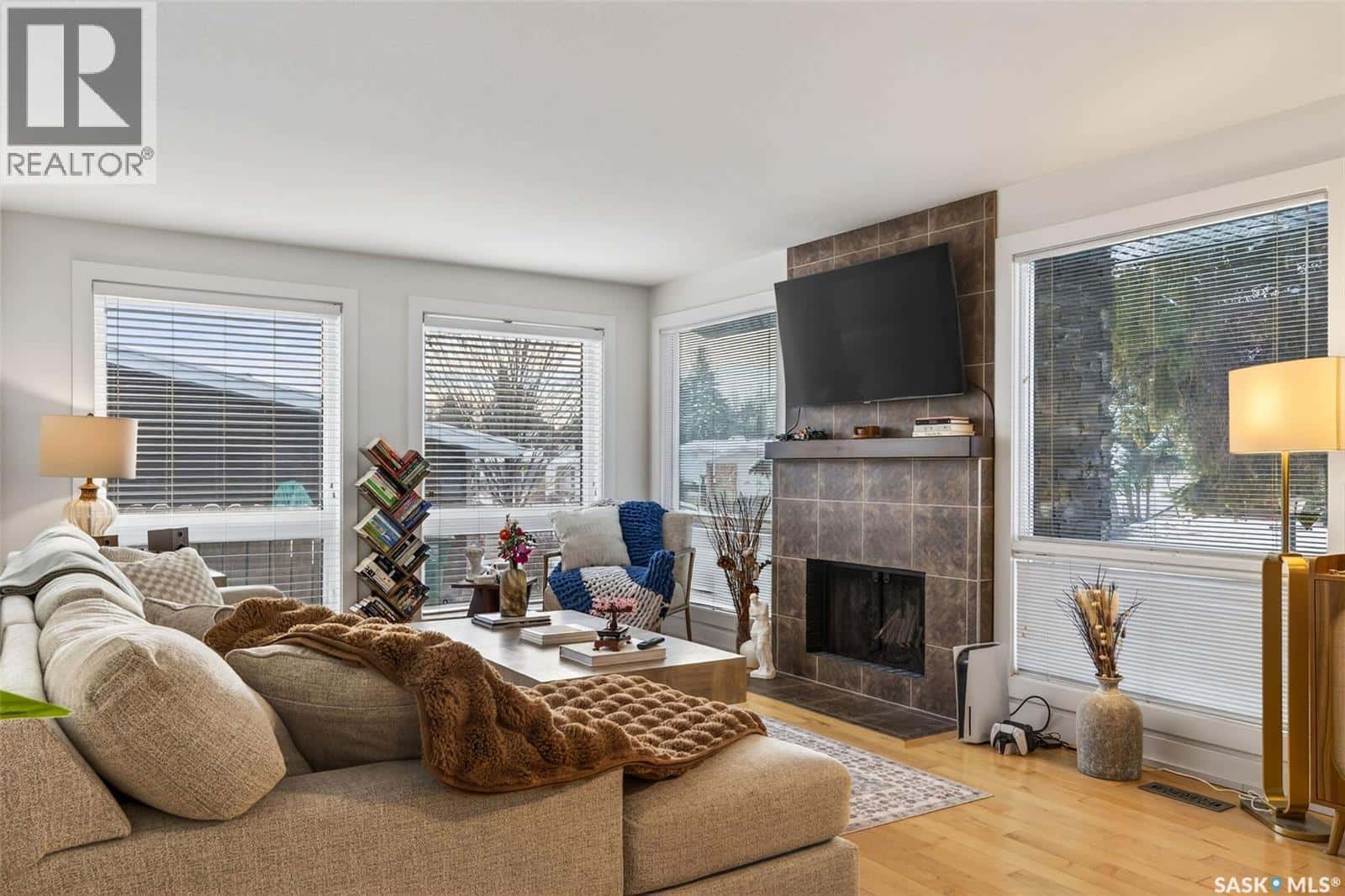 418 Tennant WAY — Saskatoon, Saskatchewan - Photo 5 of 50