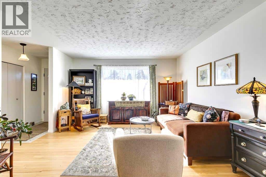 4736 Worcester Drive SW — Calgary, Alberta - Photo 4 of 36