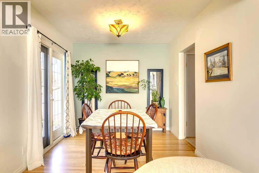 4736 Worcester Drive SW — Calgary, Alberta - Photo 5 of 36