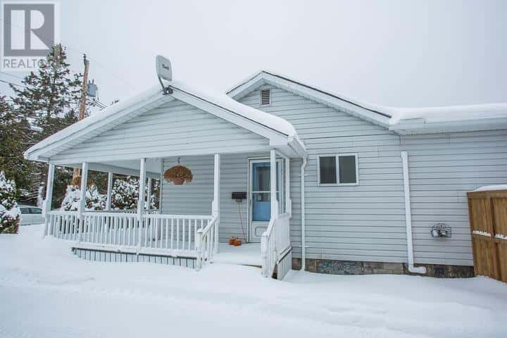 18 Tarbutt ST — Bruce Mines, Ontario - Photo 3 of 33