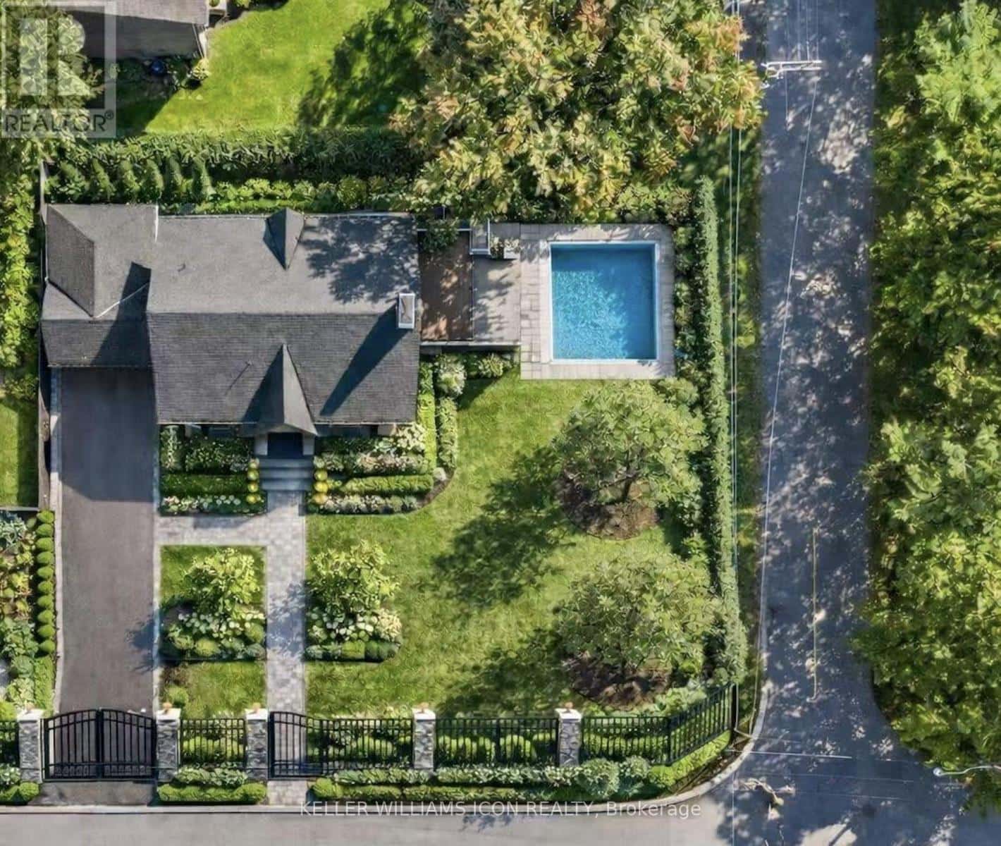 320 HILLCREST ROAD — Ottawa, Ontario - Photo 2 of 42