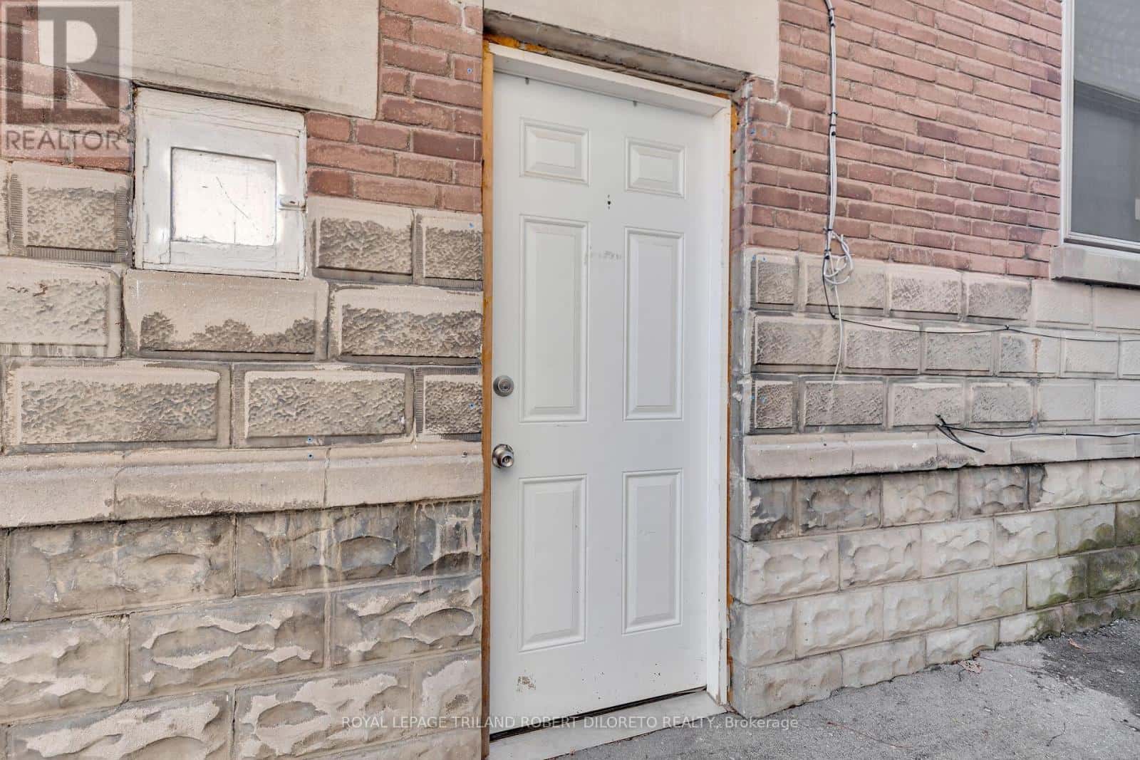 8 BRUCE STREET — London South (South F), Ontario - Photo 3 of 14