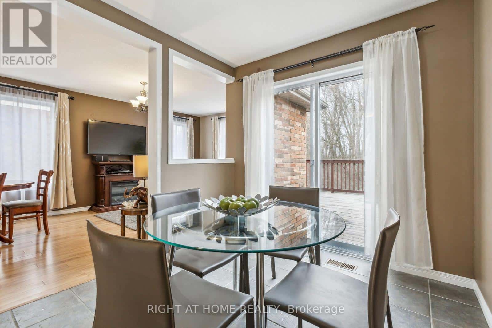 40 CHILLICO DRIVE — Guelph (Willow West/Sugarbush/West Acres), Ontario - Photo 4 of 46