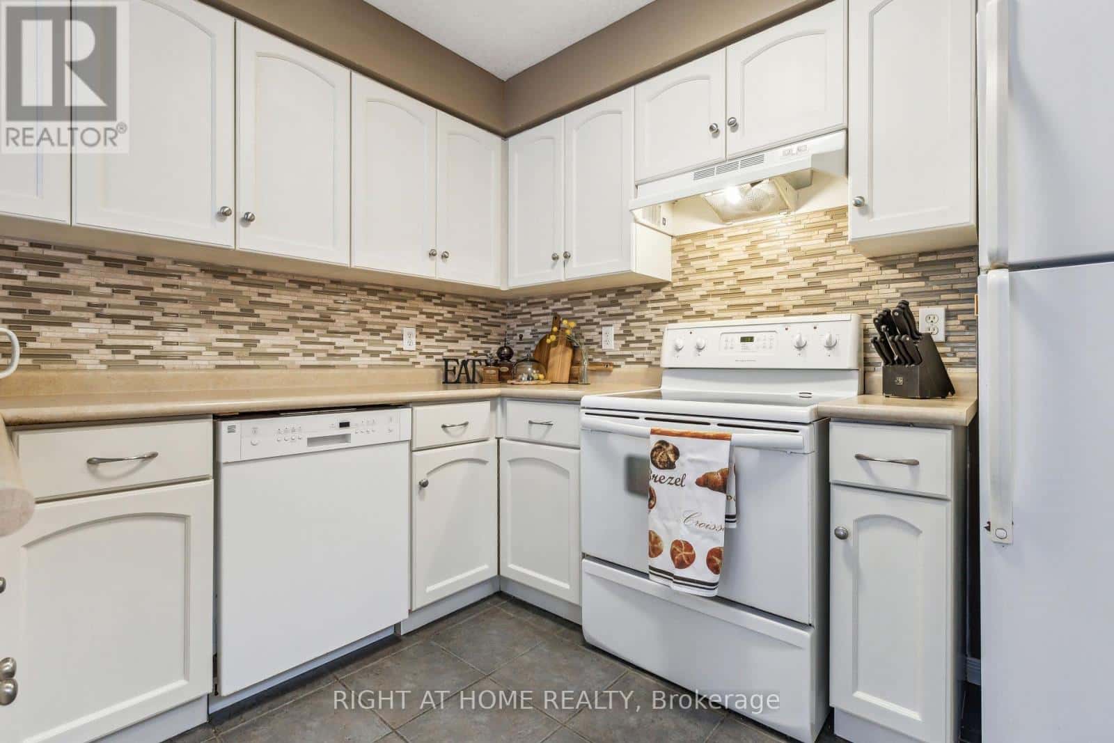 40 CHILLICO DRIVE — Guelph (Willow West/Sugarbush/West Acres), Ontario - Photo 5 of 46