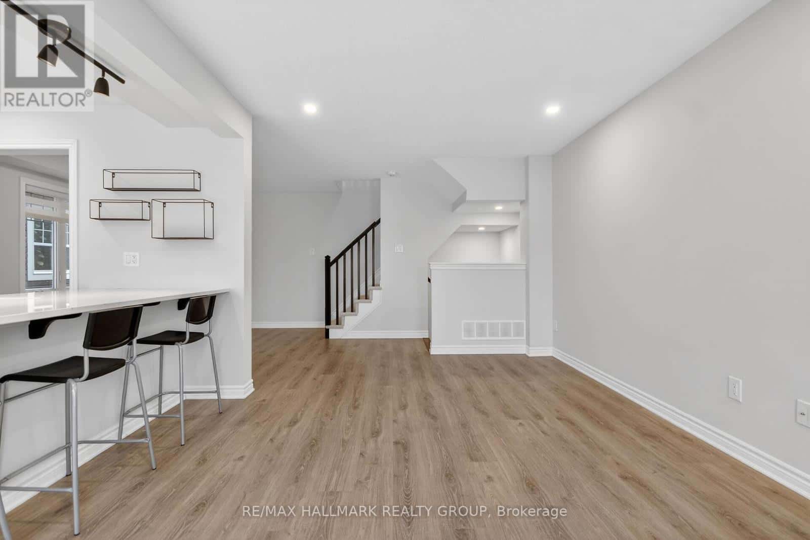 232 CLINTONIA STREET — Ottawa, Ontario - Photo 5 of 36