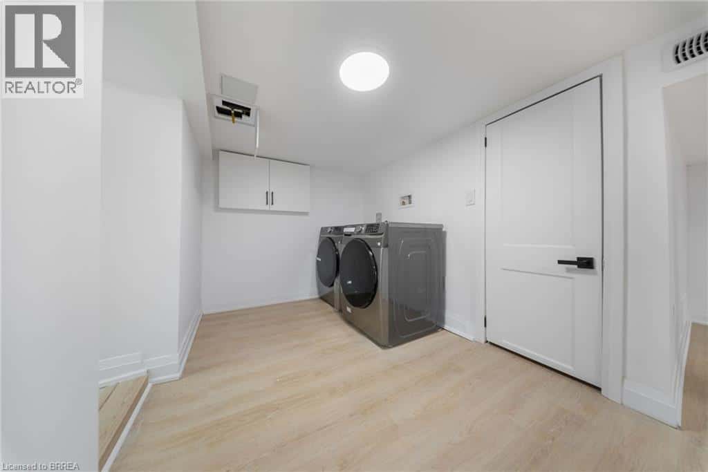 111 VICTORIA Street — Brantford, Ontario - Photo 4 of 29