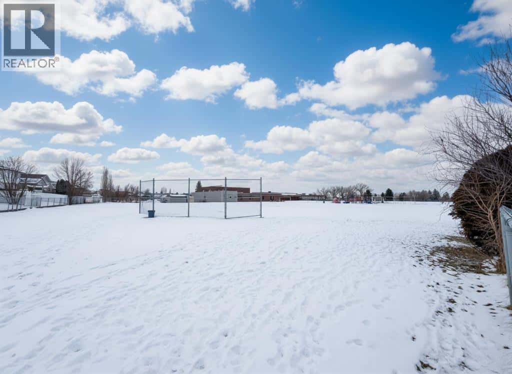 56 Stanfield Way SE — Medicine Hat, Alberta - Photo 2 of 43