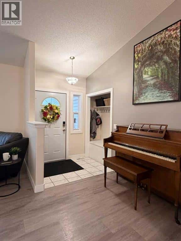 56 Stanfield Way SE — Medicine Hat, Alberta - Photo 3 of 43