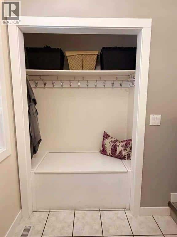 56 Stanfield Way SE — Medicine Hat, Alberta - Photo 4 of 43