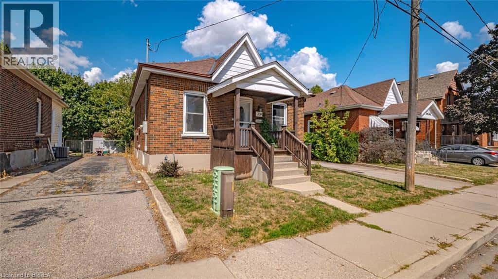 35 SALISBURY Avenue — Brantford, Ontario - Photo 3 of 30