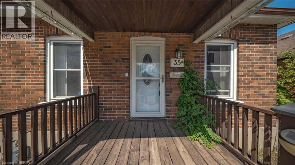 35 SALISBURY Avenue — Brantford, Ontario - Photo 4 of 30