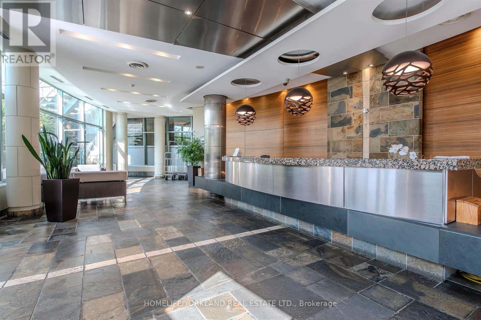 323 - 230 QUEENS QUAY W — Toronto (Waterfront Communities), Ontario - Photo 3 of 28